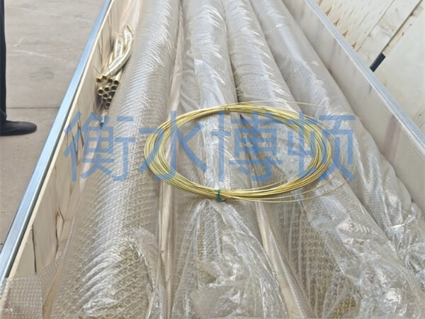 銅合金網用塑料膜包裹放在木箱里, 并放置了配件直絲和螺旋絲.